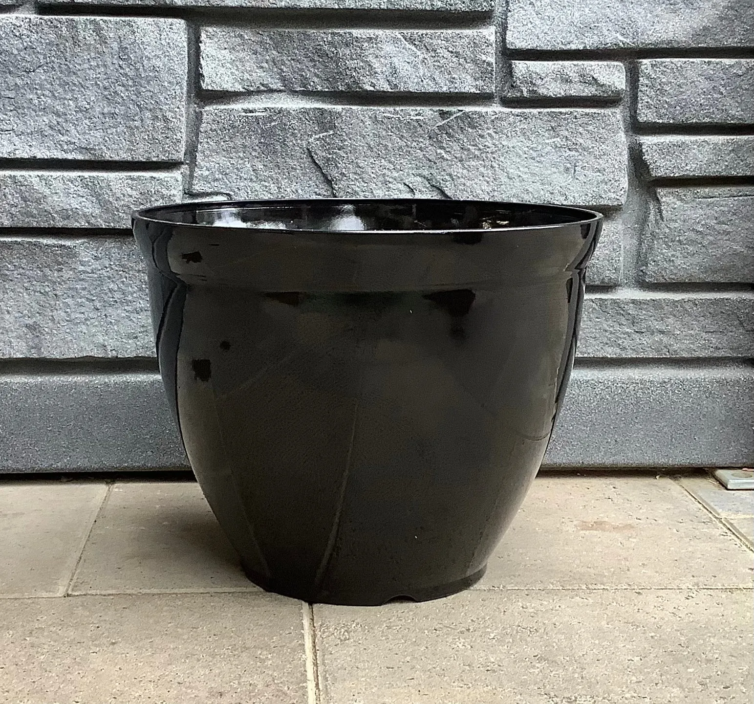 14.75" "Ruben" Round Plant Pot